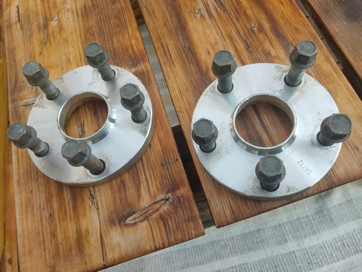 Kuvassa: Spacerit 5x112 