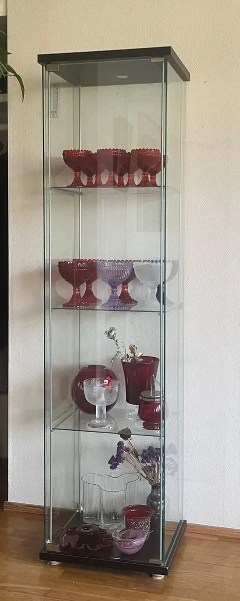Kuvassa: Ikea Detolf vitriini