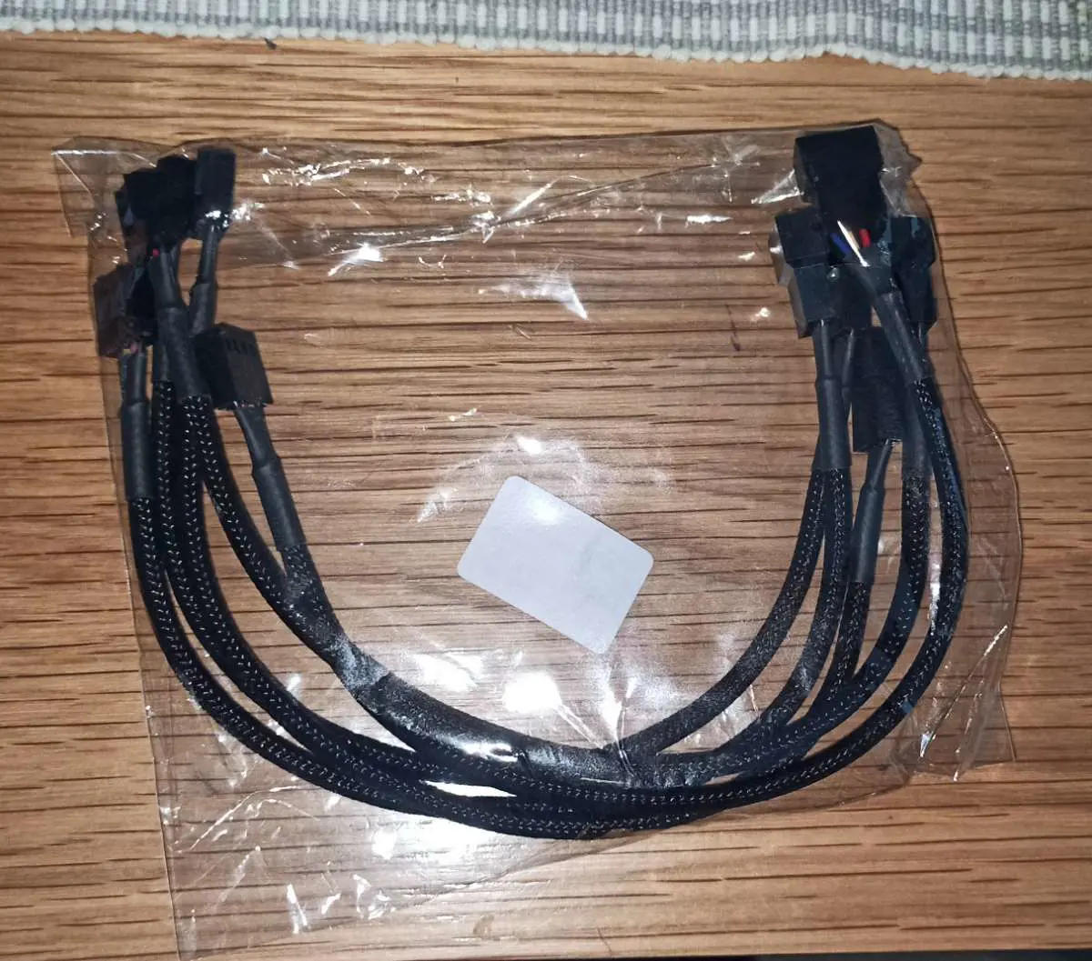 Kuvassa: 5 x 4-pin PWM tuulettimen jatkojohto n. 26cm