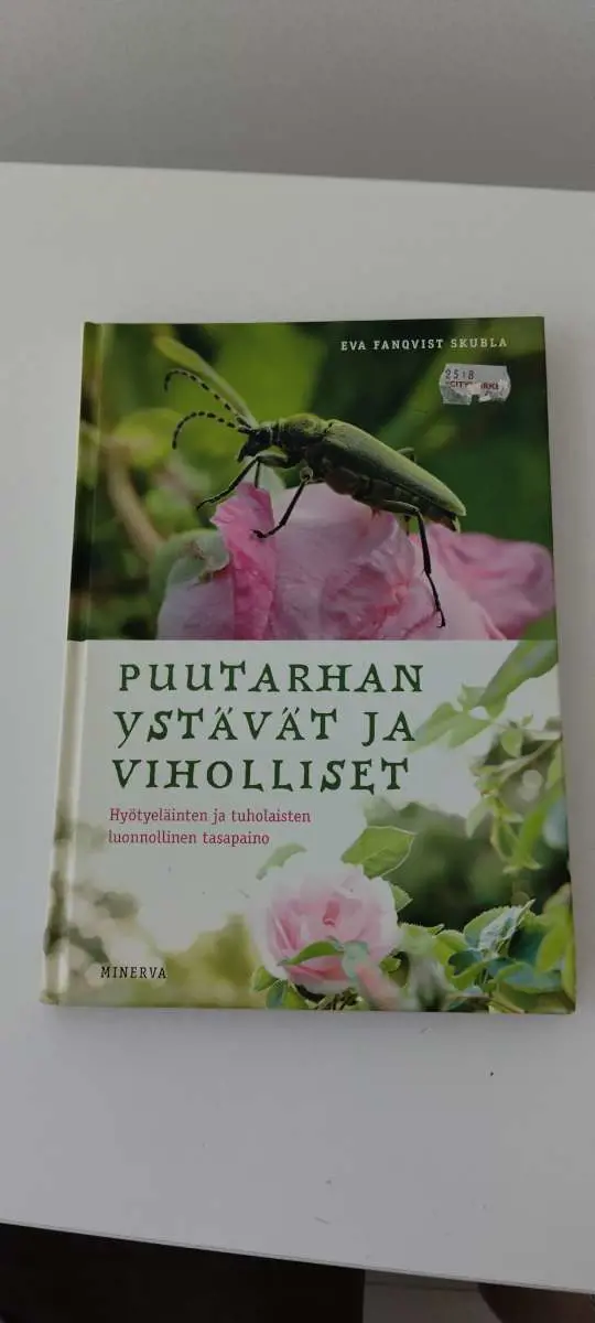 Kuvassa: Uusi Puutarhan ystävät ja viholliset kirja