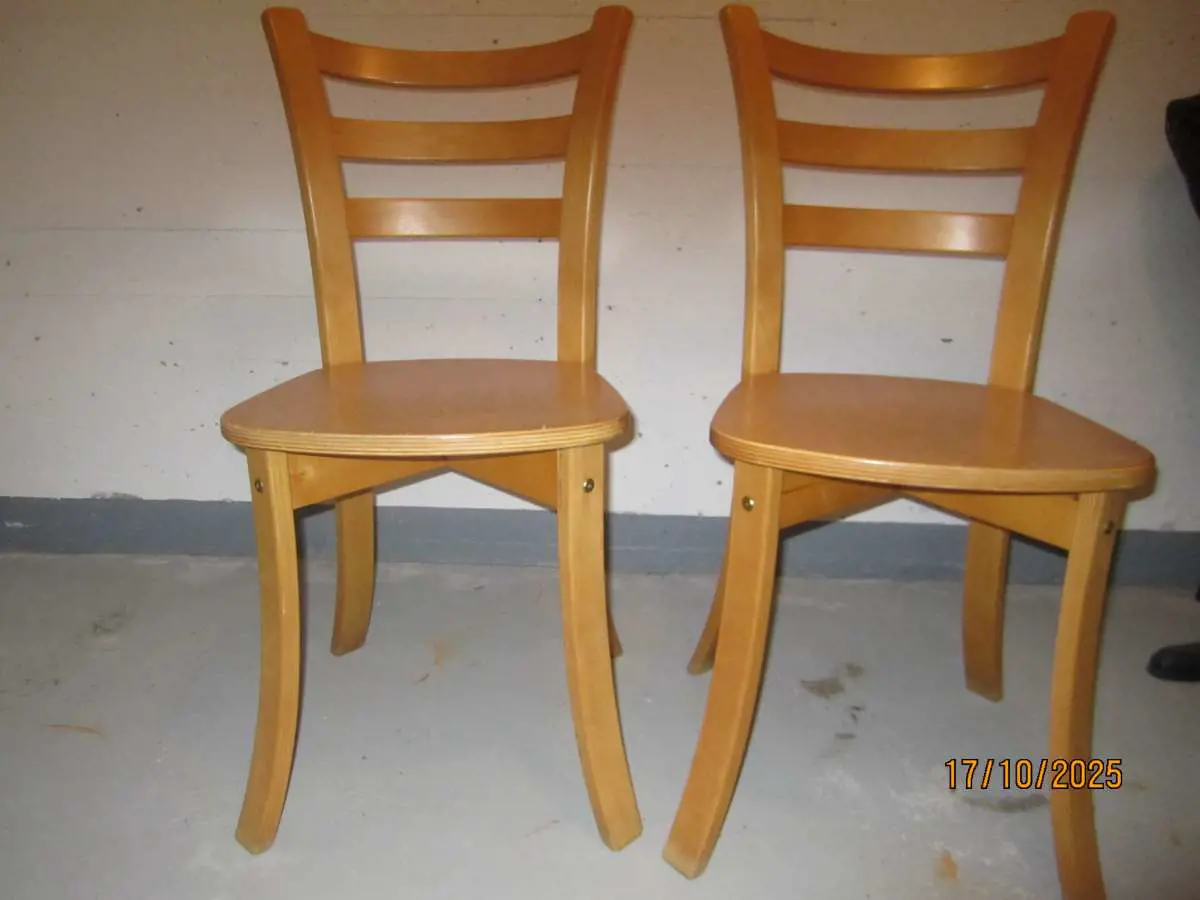 Kuvassa: Kaksi vaaleaa tuolia