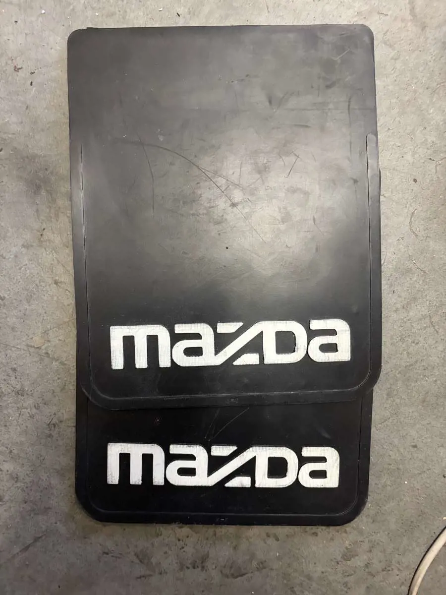 Kuvassa: Mazda roiskeläpät vanhempiin malleihin