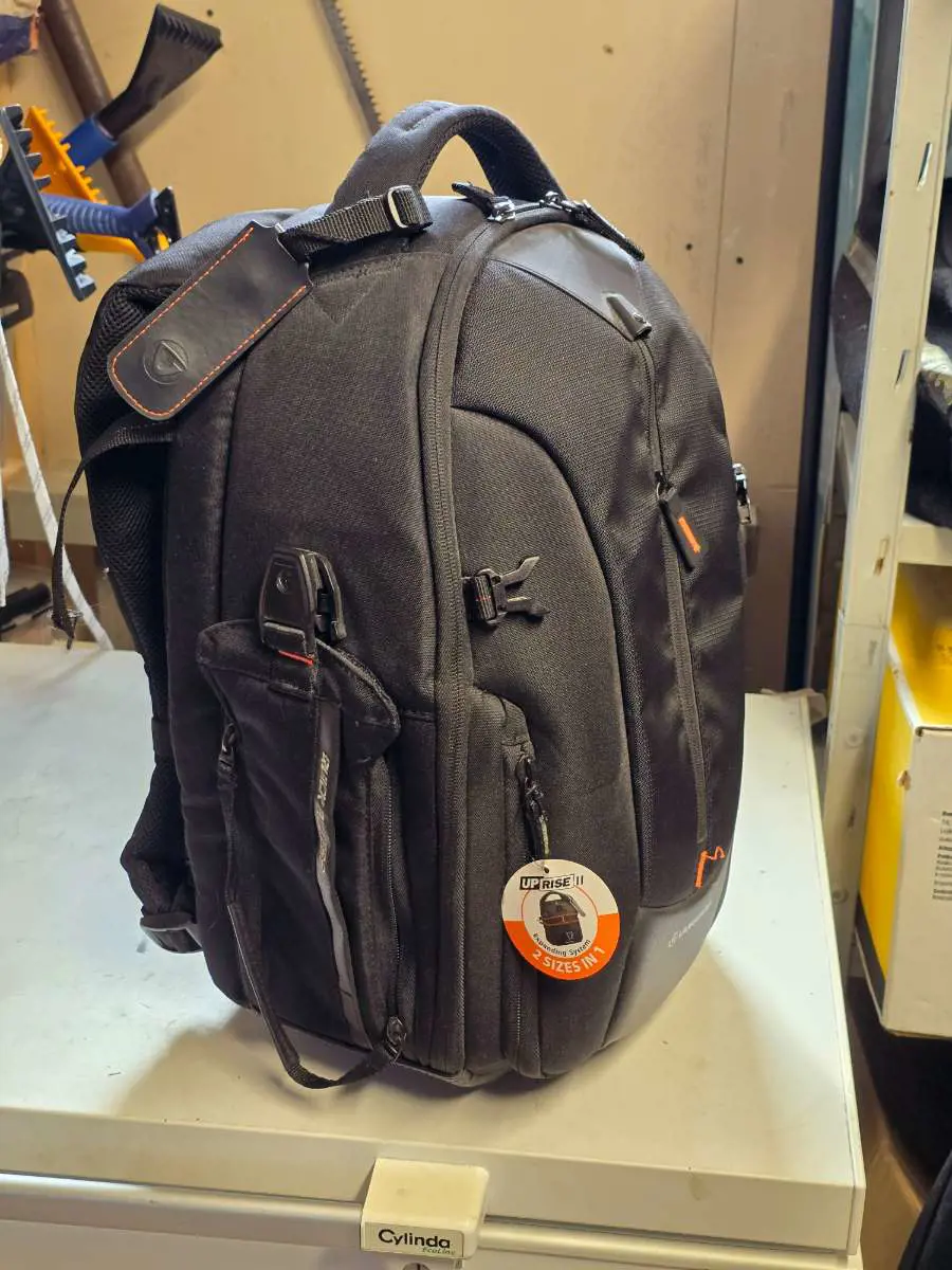 Kuvassa: Vanguard Uprise II reppu ja Manfrotto monopodto 