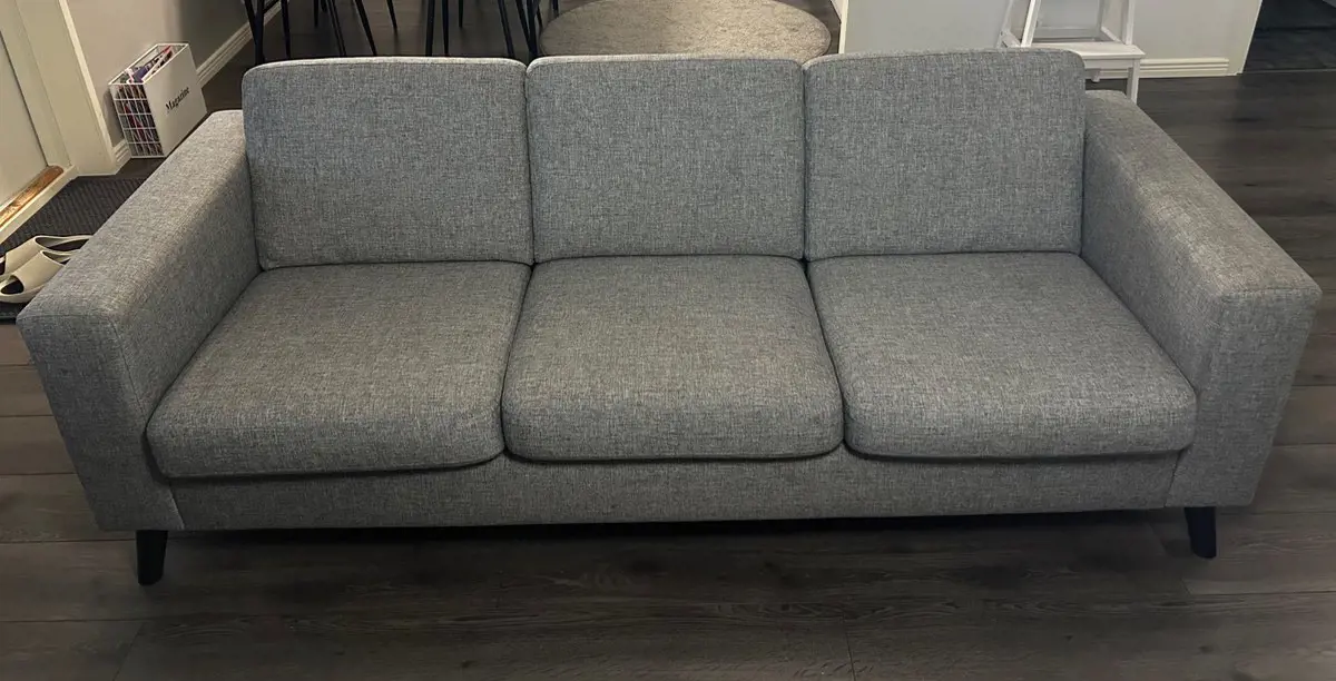 Kuvassa: 3-istuttava vaaleanharmaa sohva.