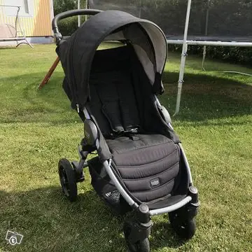 Kuvassa: Lastenrattaat, britax.