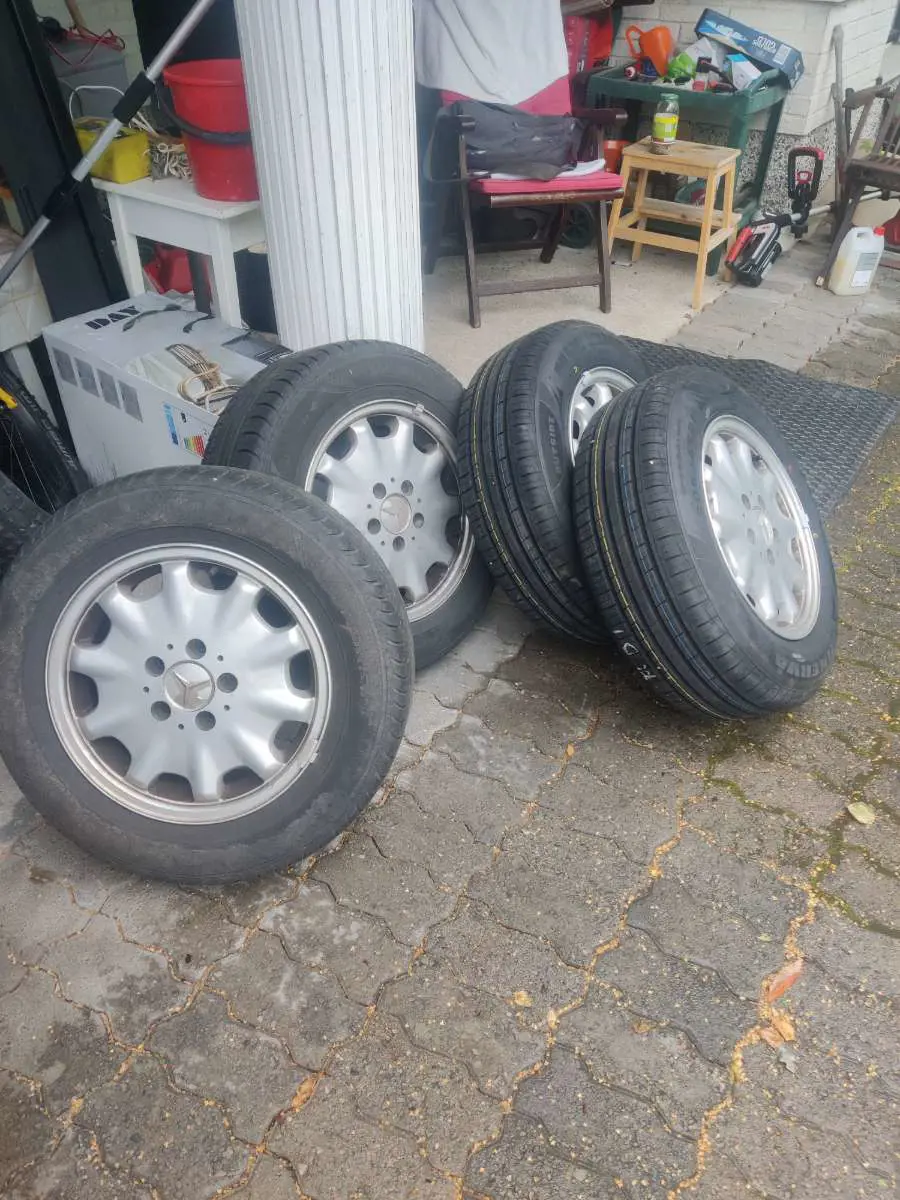 Kuvassa: Mersun vanteet renkaineen