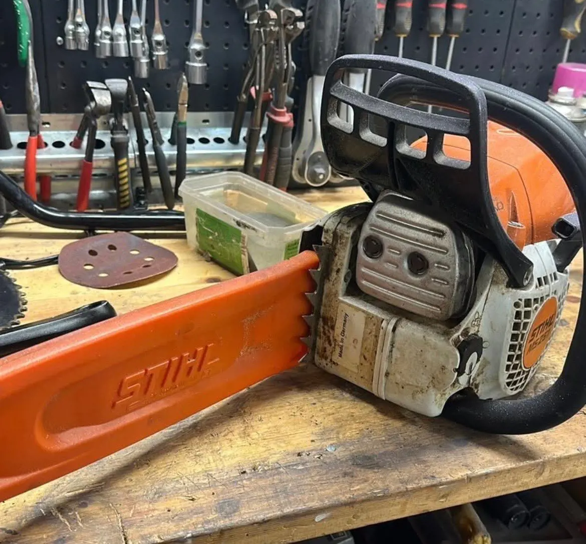 Kuvassa: Stihl ms251 moottorisaha
