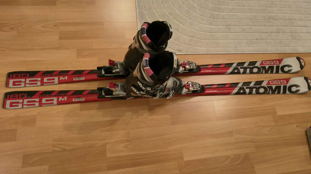 Kuvassa: Laskettelusukset Atomic 180 cm