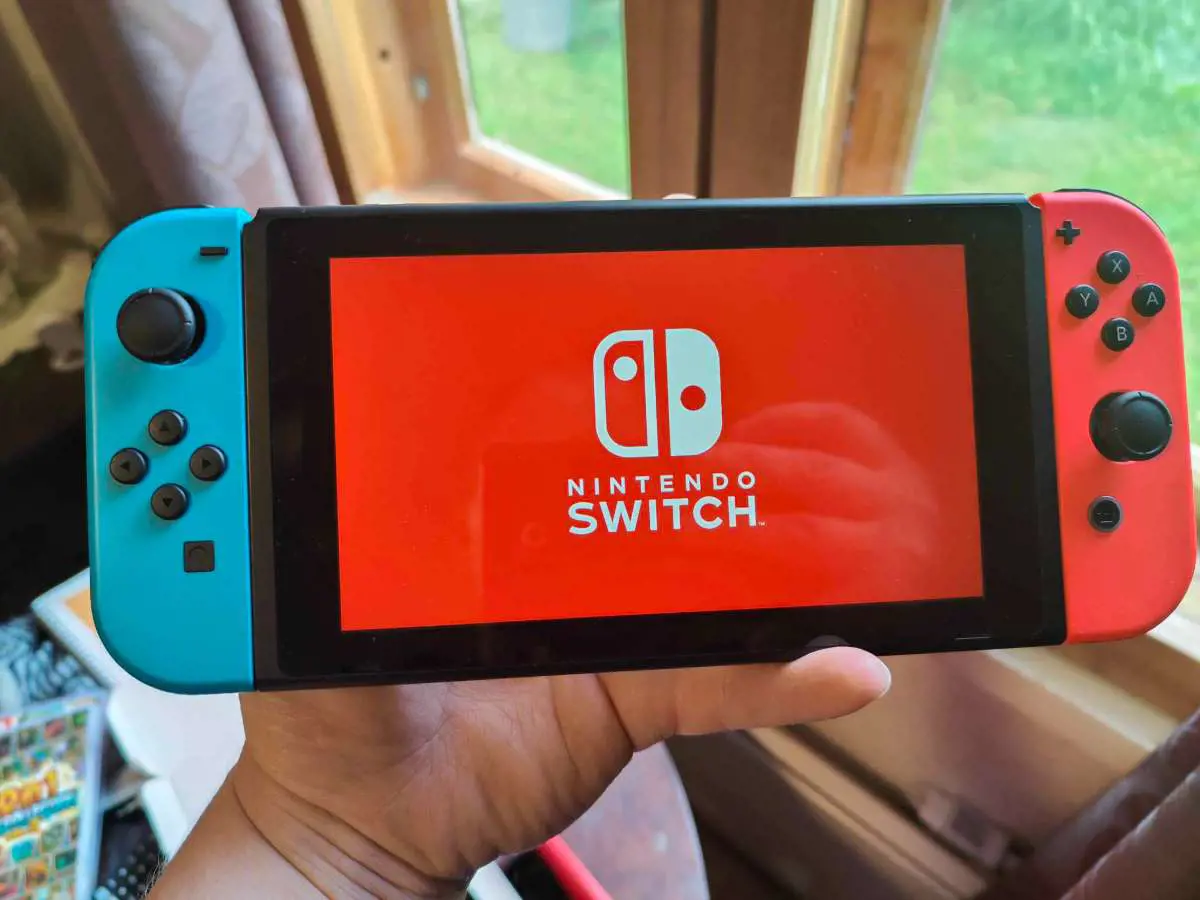 Kuvassa: Nintendo Switch konsoli ja muutama peli