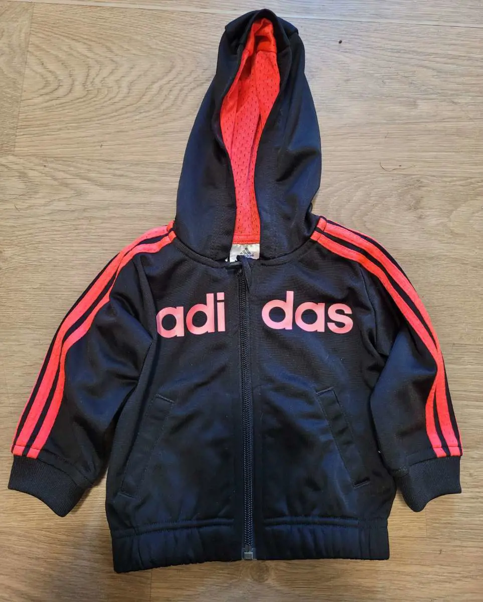 Kuvassa: Adidas verkkapuku 3-6months. 