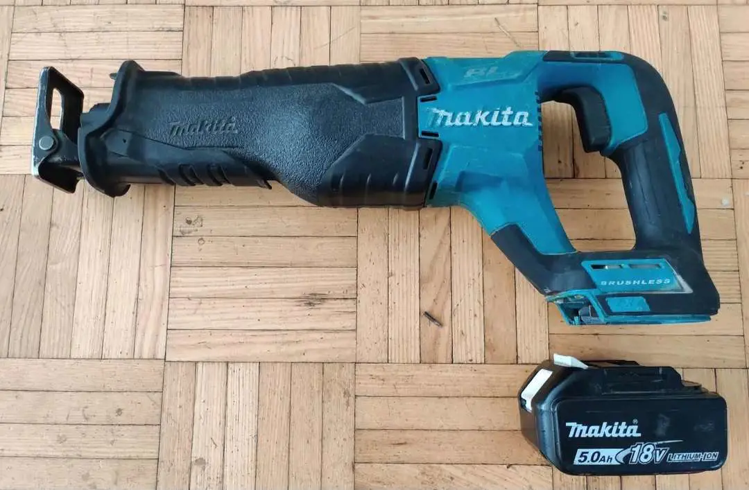 Kuvassa: Makita puukkosaha + 5,0Ah 18V Akku
