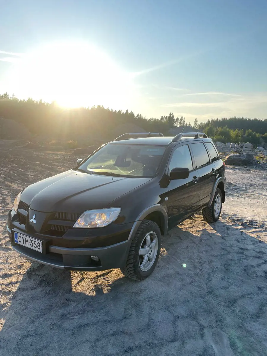 Kuvassa: Mitsubishi Outlander. Bensa/neliveto/automaatti 2.4 l