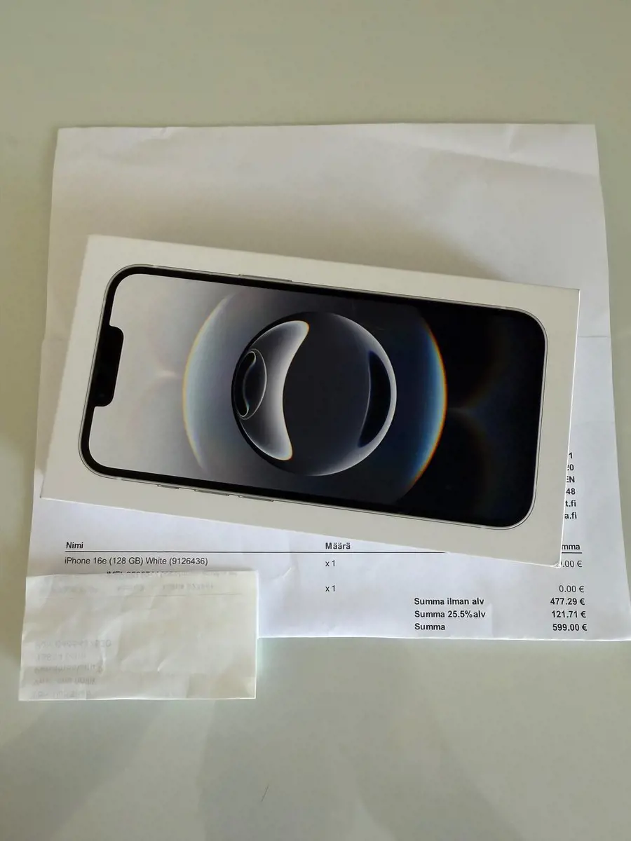 Kuvassa: Iphone 16 e white