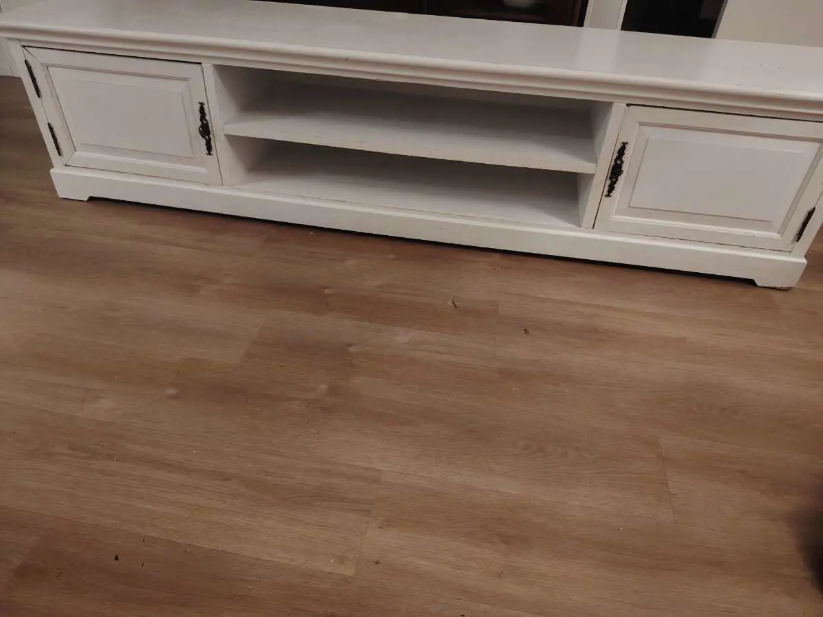 Kuvassa: Myydään tv-taso