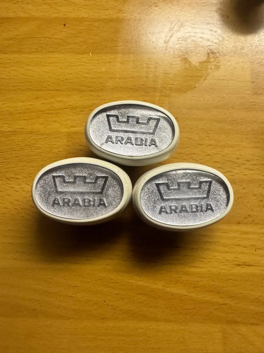Kuvassa: Arabia veto-/huuhtelunapit 