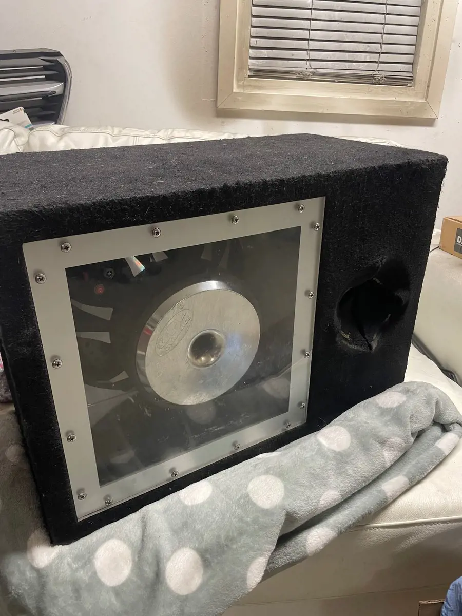 Kuvassa: 12” spl subbari ja pioneer vahvistin.