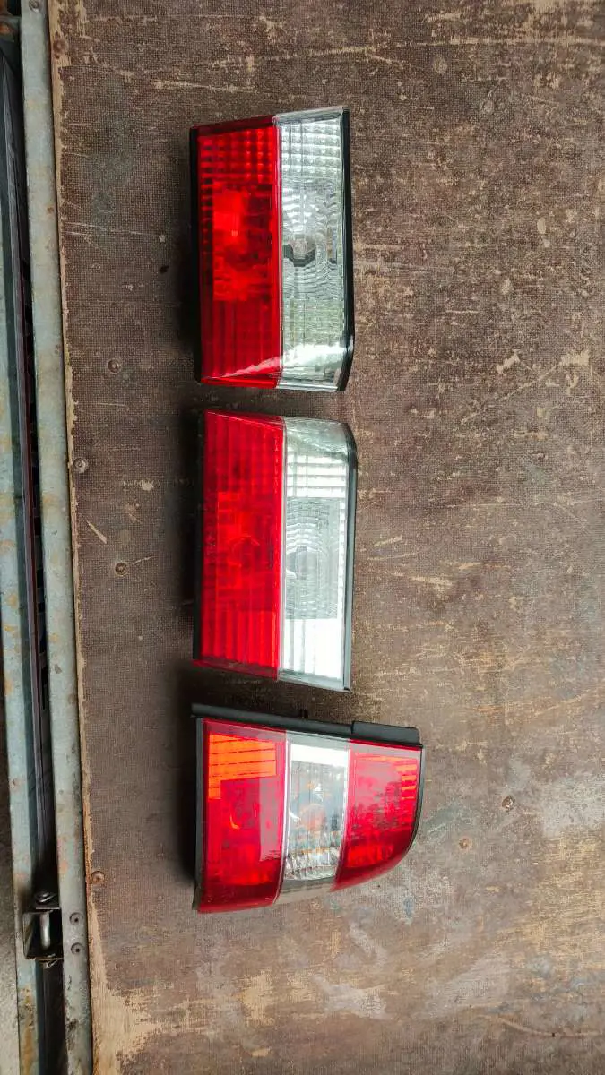 Kuvassa: Takavaloumpiot BMW E34