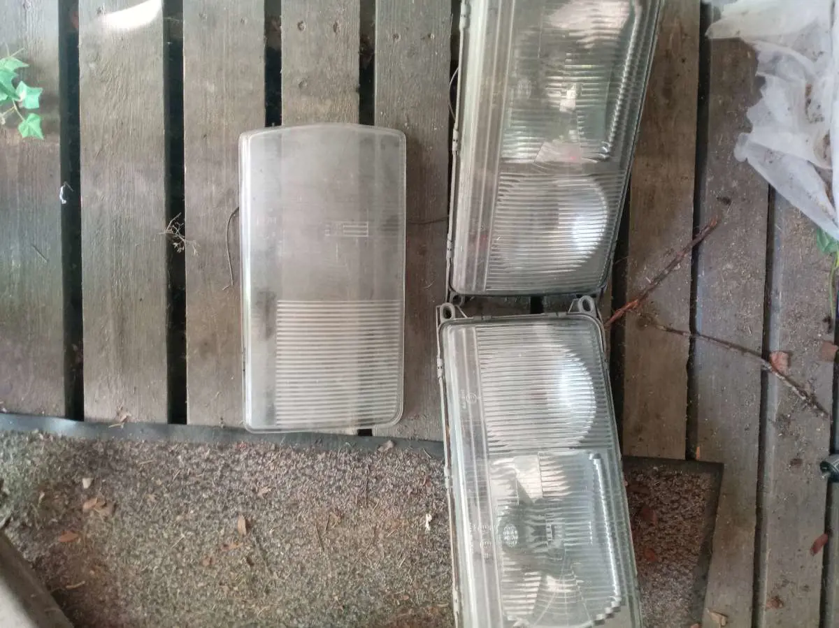 Kuvassa: Mb w123 umpiot