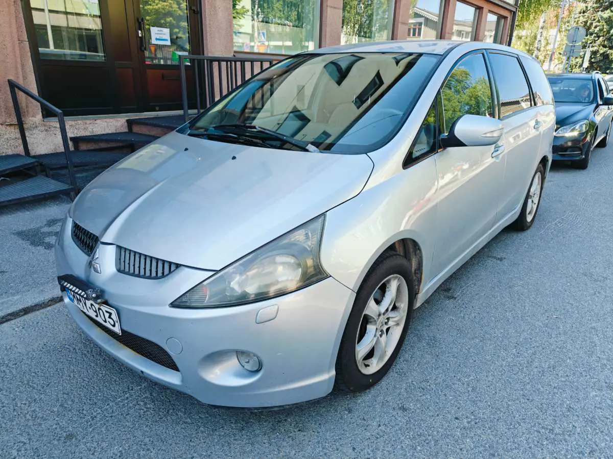 Kuvassa: Mitsubishi Grandis 2.4 l