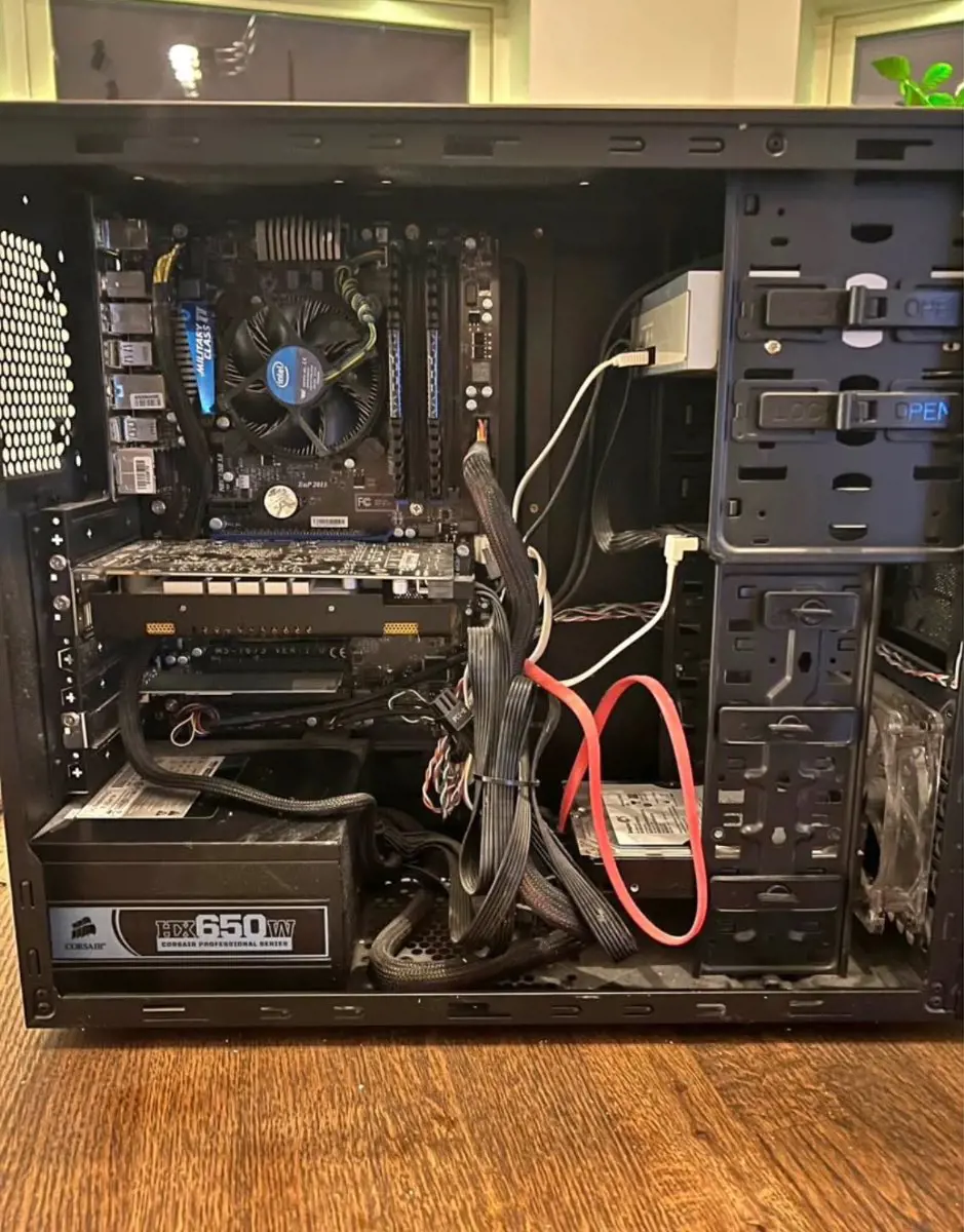 Kuvassa: Pöytökone i7 2600k gtx 550 ti