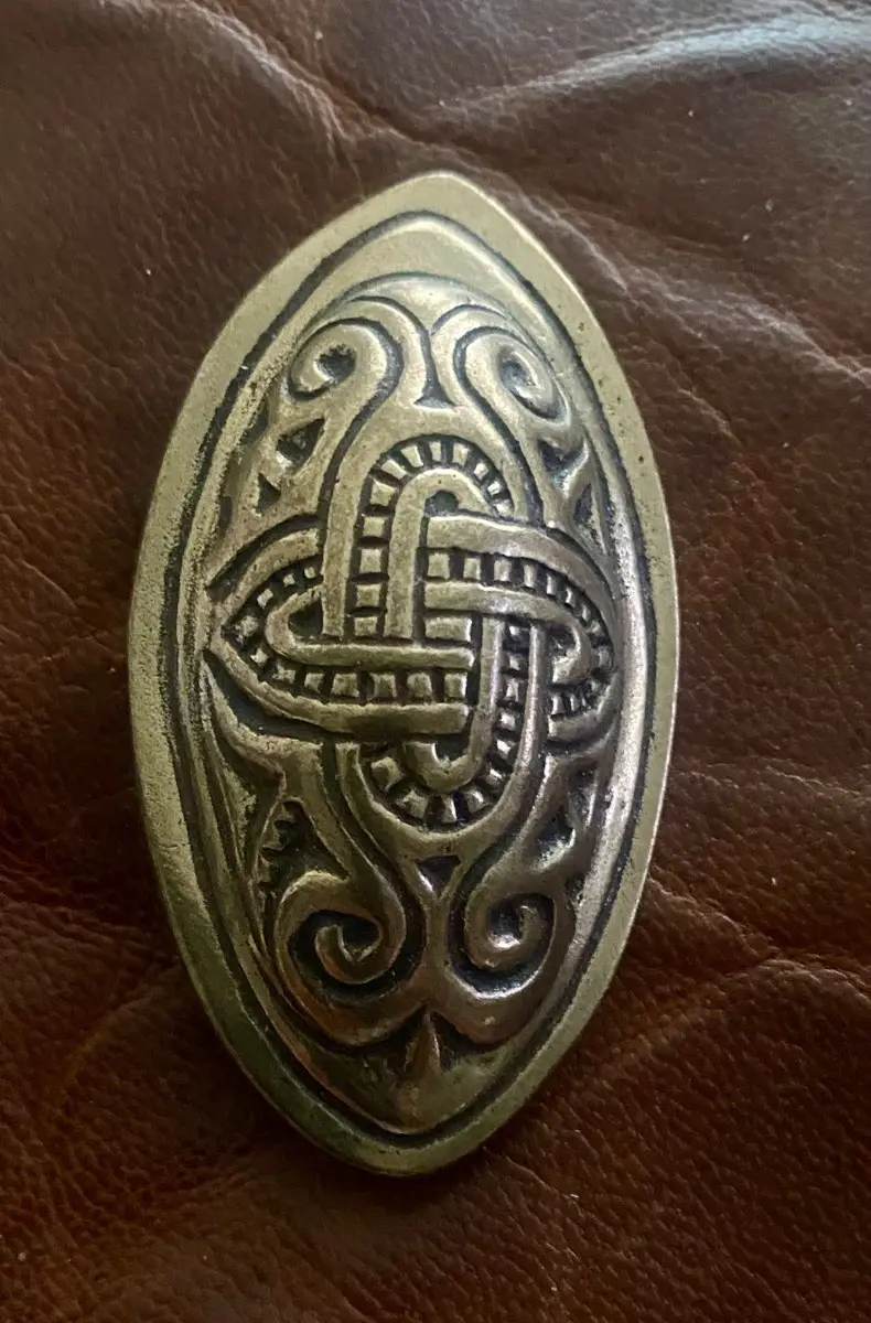 Kuvassa: Kalevala koru - Osmansolmu-rintakoru