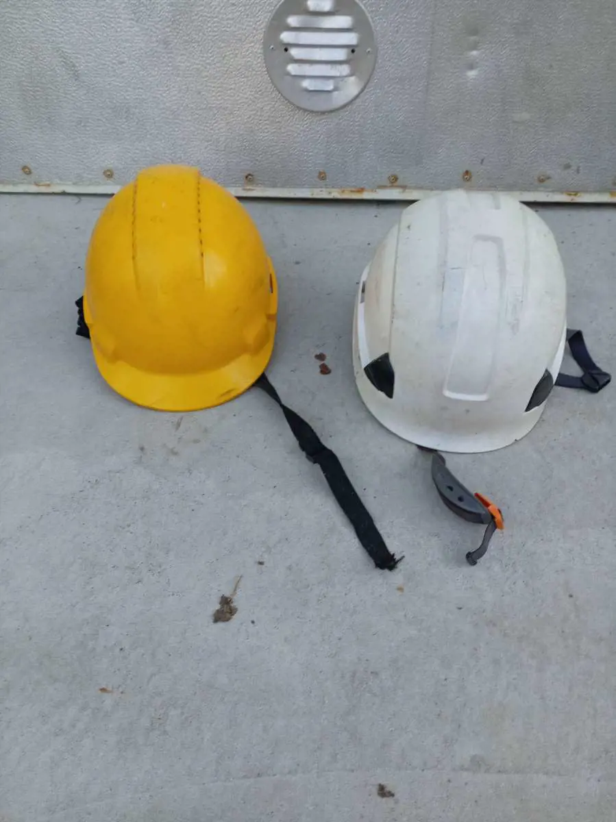 Kuvassa: Työmaa kypärät