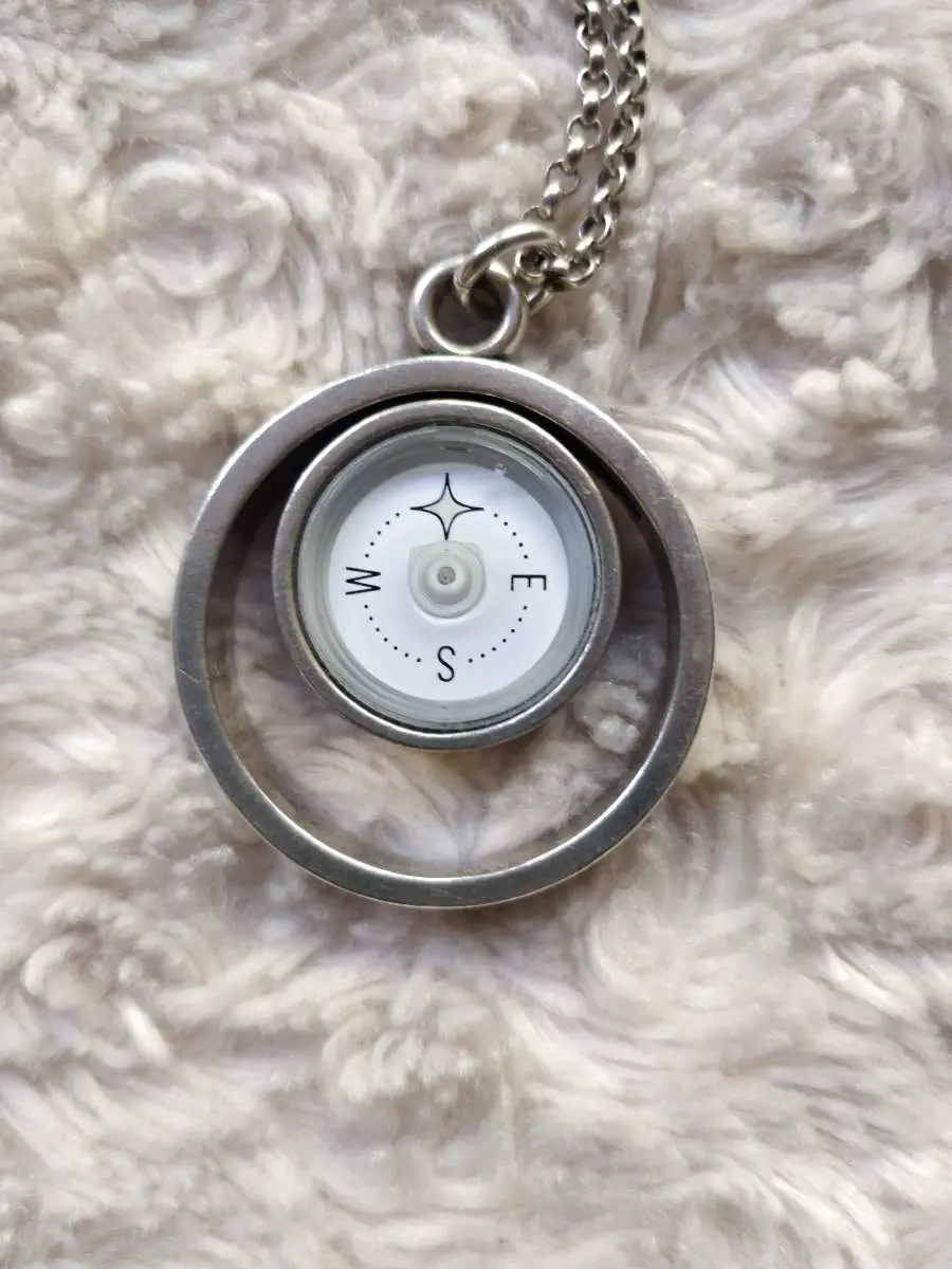 Kuvassa: Kalevala Suunto Guiding Star -riipus