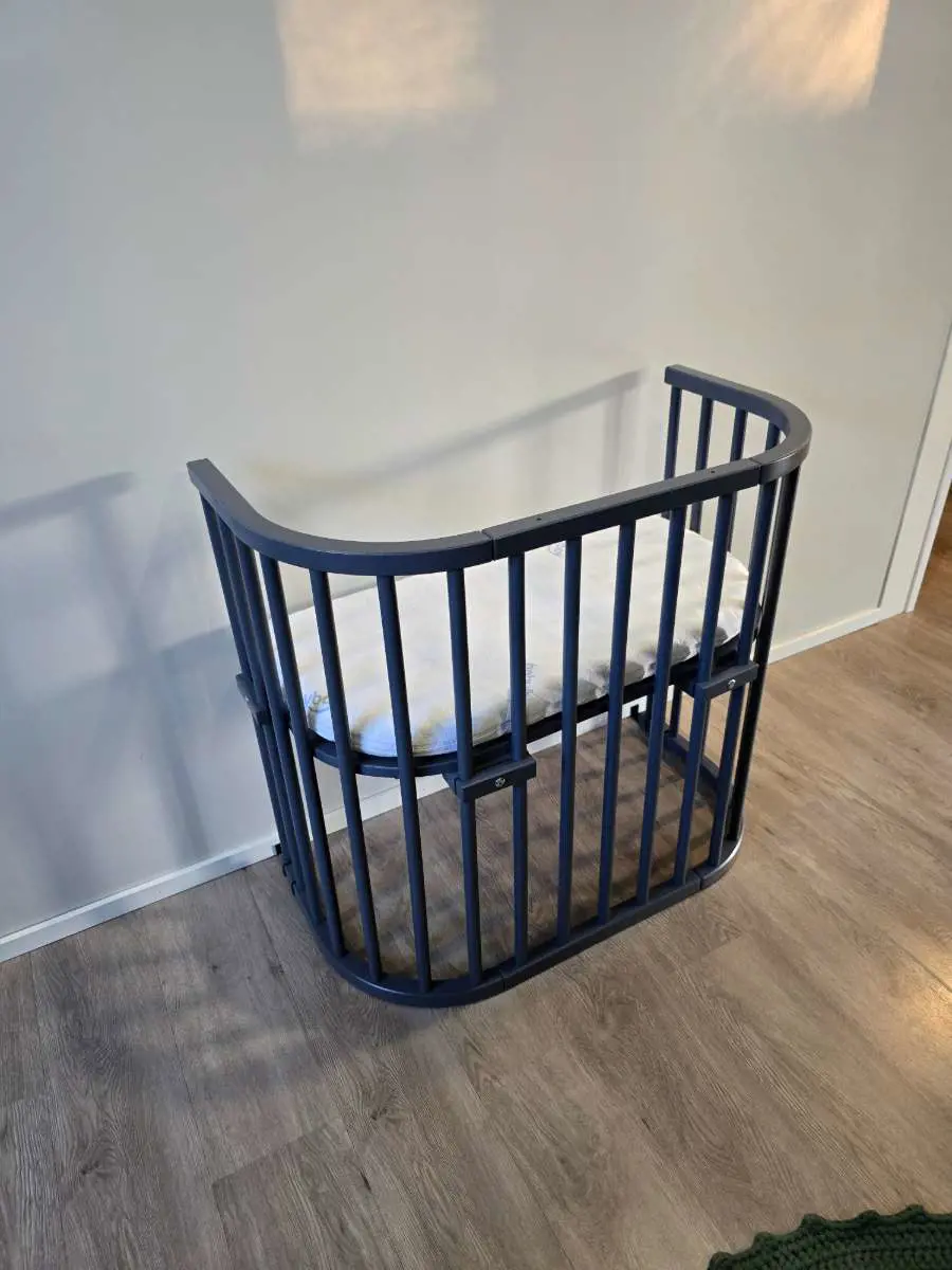 Kuvassa: Babybay merkkinen sivusänky patjalla