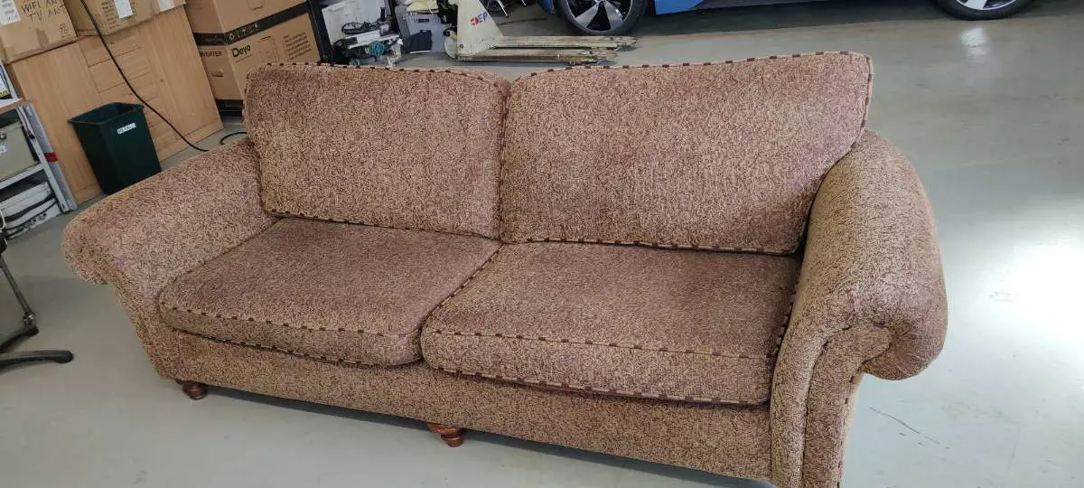 Kuvassa: Sohva  Lev. n. 240cm 