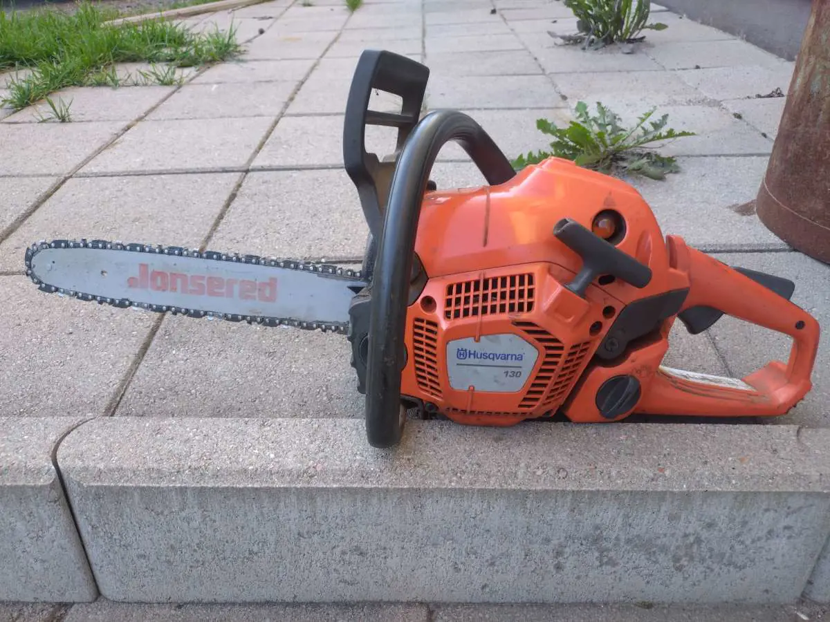 Kuvassa: Husqvarna 130 moottorisaha 