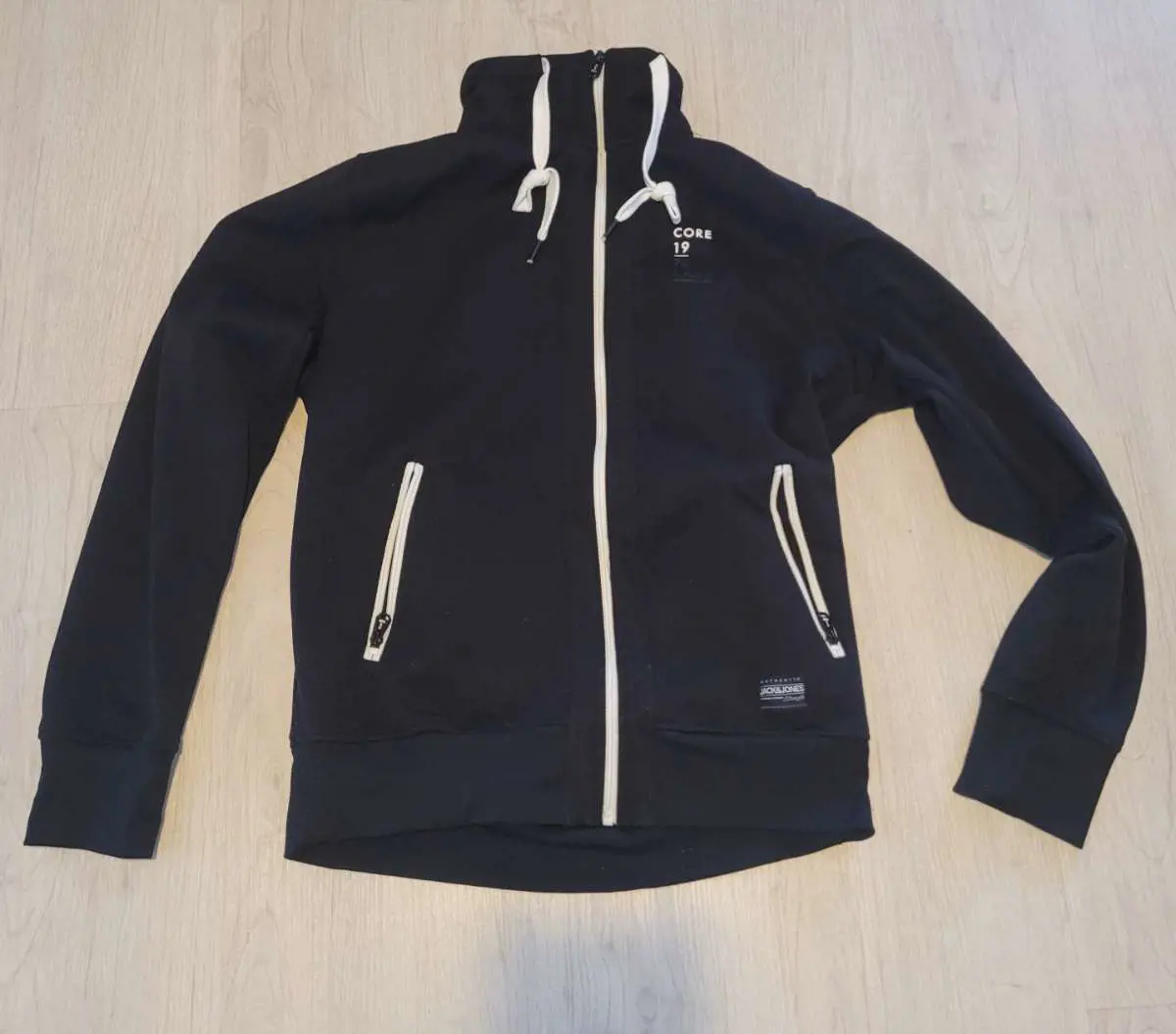 Kuvassa: Jack&Jones verkkatakki, koko L.