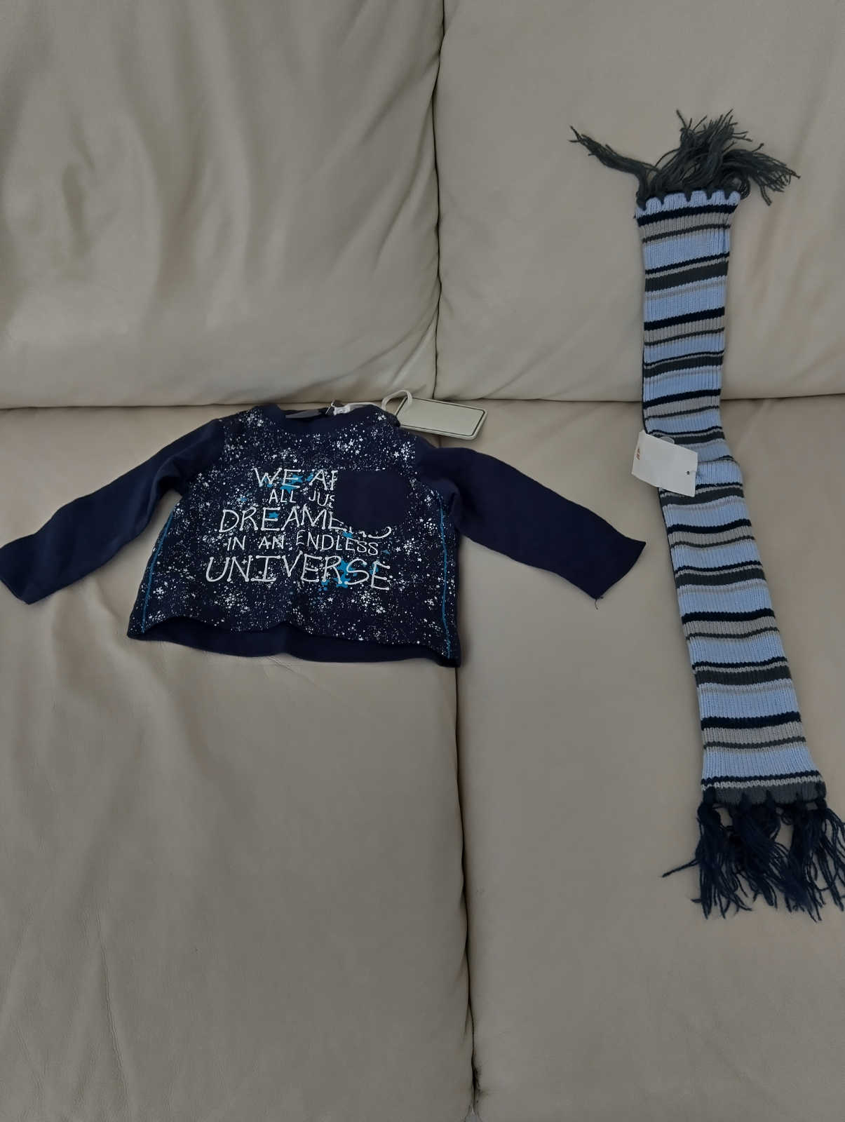 Kuvassa: Paita koko 68 ja kaulahuivi vauvalle