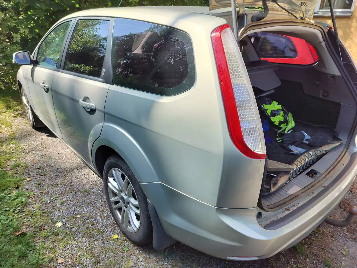 Kuvassa: Ford Focus Ghia 1.5 l