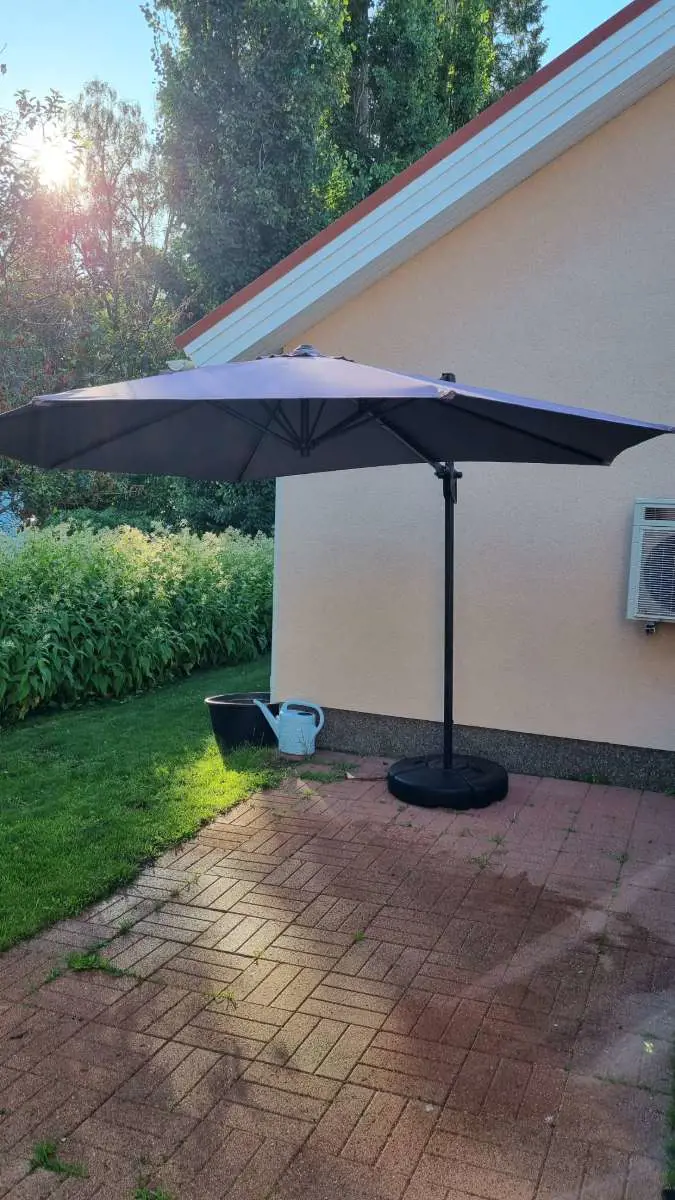 Kuvassa: Iso aurinkovarjo