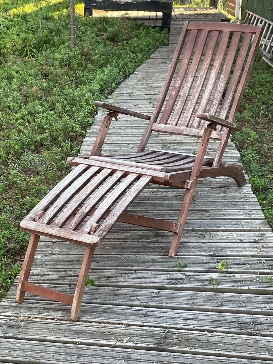Kuvassa: Aurinkotuoli, pehmuste ja pikku pöytä
