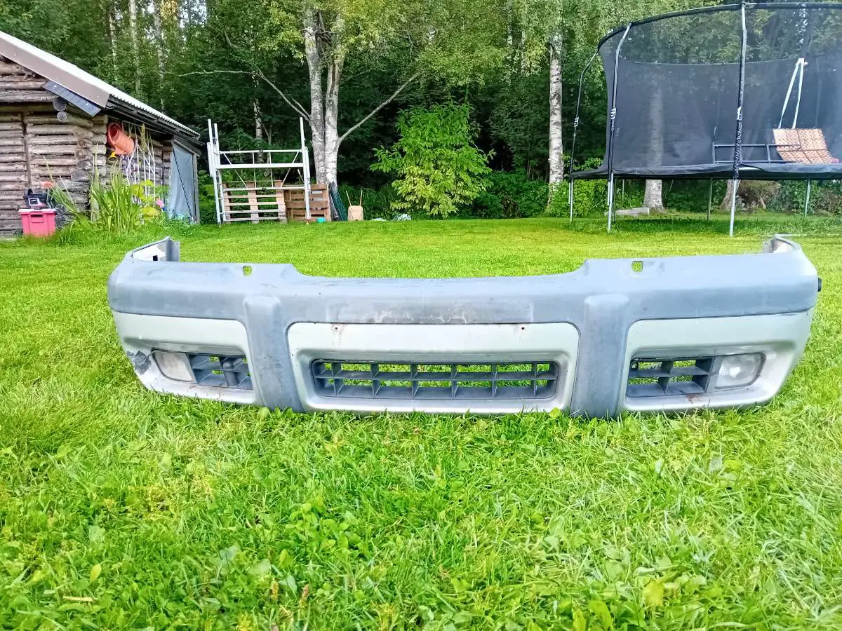 Kuvassa: V70 /Xc70 mk1 puskuri sumuvaloilla  ja kura läpät