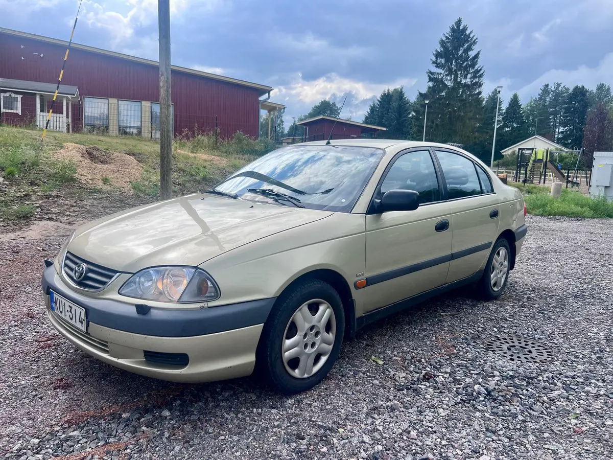 Kuvassa: Toyota Avensis 1.6 l