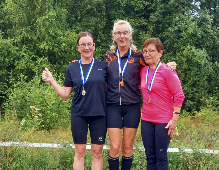 Huittislainen Päivi Mäkelä (kesk.) voitti oman ikäluokkansa SM-kultaa polkujuoksussa. Kuvassa vasemmalla toiseksi tullut Tuula Majander ja oikealla kolmanneksi tullut Anna-Maija Jokiautio. Kuva: Reijo Kauppila