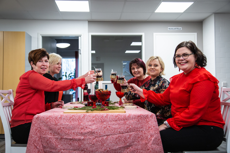 Kippis ja kulaus! Glögejä maistelivat Lauttakylä-lehden Maarit Katajisto (edessä vas.), Maija Tiuttu, Rita Uusimäki, Marika Wolff ja mainostoimisto Huiman Minna Kylälehtonen. Kuvat: Mikko Perttunen