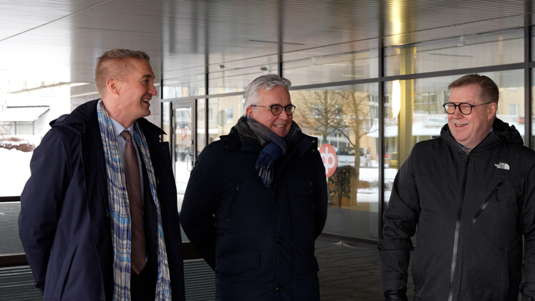Kesätöitä pankin piikkiin tarjoavat OP Sastamalan toimitusjohtaja Janne Pohjolainen (vas.), OP Satakunnan toimitusjohtaja Olli Näsi ja OP Satapirkan toimitusjohtaja Antti Suomijärvi. Toukokuussa pankit fuusioituvat Op Satapirkaksi, jonka toimitusjohtaja on huittislainen Näsi. Kuva: OP Satakunta