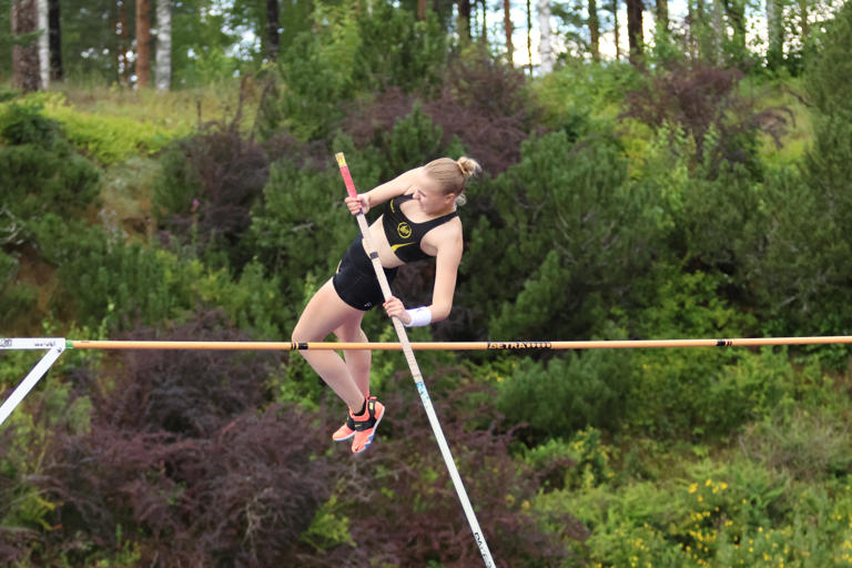 Liina Laine riman ylityksessä 14-15-vuotiaiden SM-kilpailuissa Imatralla. Kuva: Jouko Behm