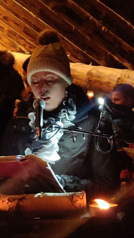 Menni Heikkinen käytti vuodenvaihteessa seurakunnan puheenvuoron Uuden vuoden tulet -tapahtumassa Ripovuorella. Kuva: Olli Tuominen