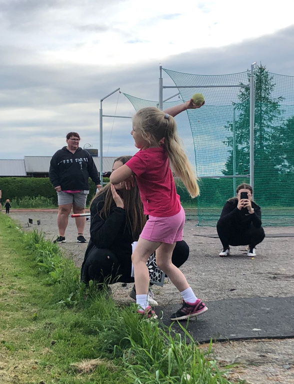T7-Sarjalainen Ronja Mämmi pallonheitossa. Kuva: Saana Tähtinen