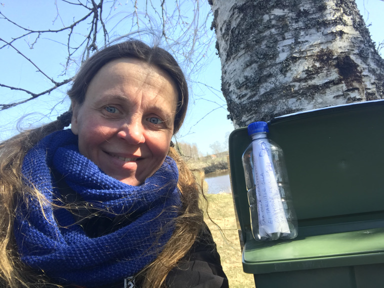 Outileena Uotilan postitie-pyöräilyretken yksi seisakki oli Vampulan uimapaikka, sinne laitettiin pullopostille oma laatikko. Kuva: Outileena Uotila