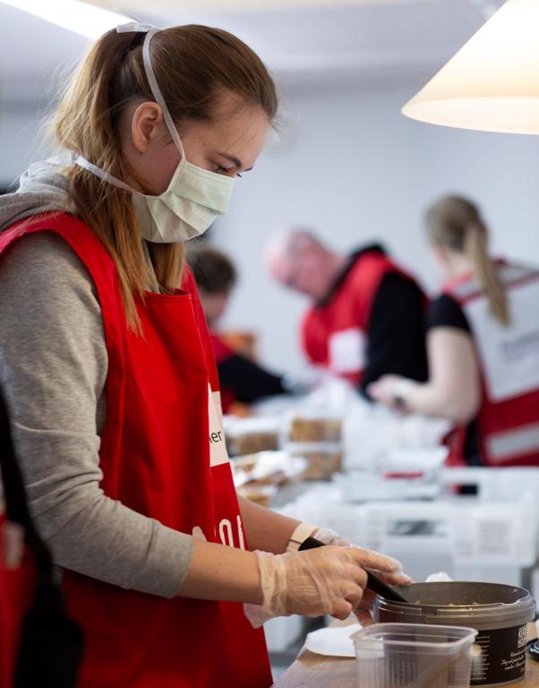 Jaettavat ateriat pakataan valmiiksi pakasterasioihin, joten ruuanhakijoiden ei tarvitse ottaa mukaan omia astioita. Kuvituskuva: SPR