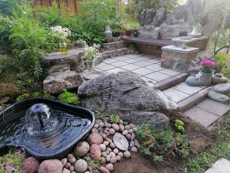 Patiosta rakentui vehreä kesänviettopaikka puutarhaan. Kuva Anna Nieminen