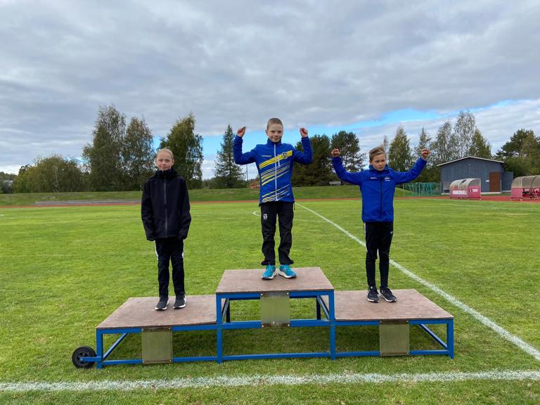 Vampulan Urheilijoiden Niklas Kouvo uusi kolmiottelun mestaruutensa P10-sarjassa. Kuva: Anna-Stina Kaasila