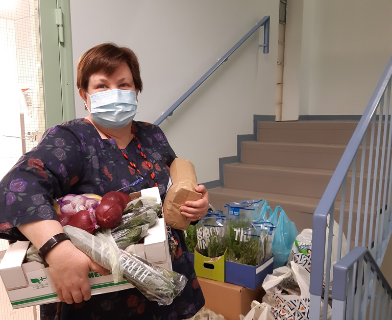 –Saimme todella hienoja raaka-aineita, esimerkiksi kokolihaa, johon normaalisti on vain harvoin varaa, kotitalousopettaja Leila Aaltonen sanoo. Kuvat: Anne Kangasvuori-Hosike