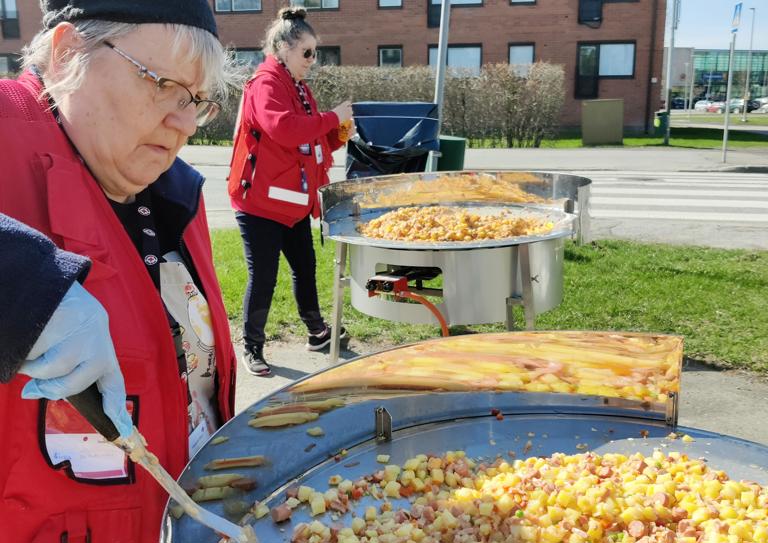 Suomen Punaisen Ristin Satakunnan piirin ruoka-aputoiminnasta vastaava Tuija Paavola ja kouluttaja Sirpa Tamminen tarjoilivat lämmintä ruokaa Einolan kevätkarnevaaleissa.