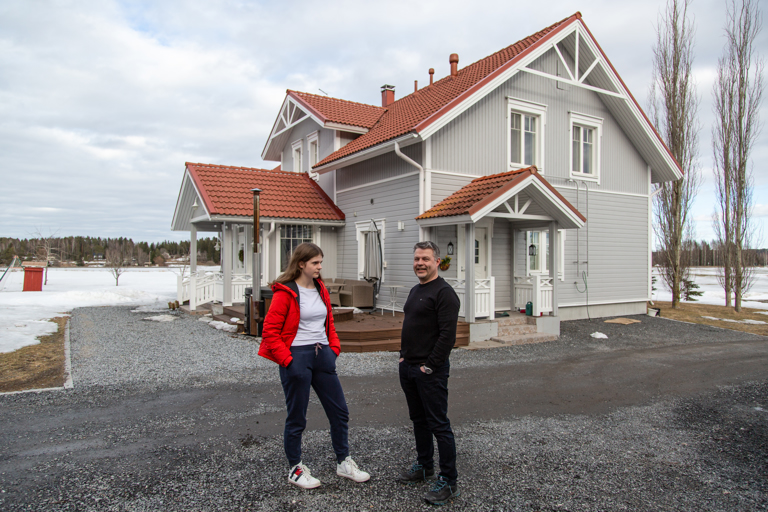 Marttiloiden kuusihenkisessä perheessä asumismenojen kasvu näkyy. Kuvassa Iida-tytär ja Juha-isä. Juha Marttila kertoo, että säästöjä haetaan lähitulevaisuudessa muun muassa sähköauton hankinnalla.